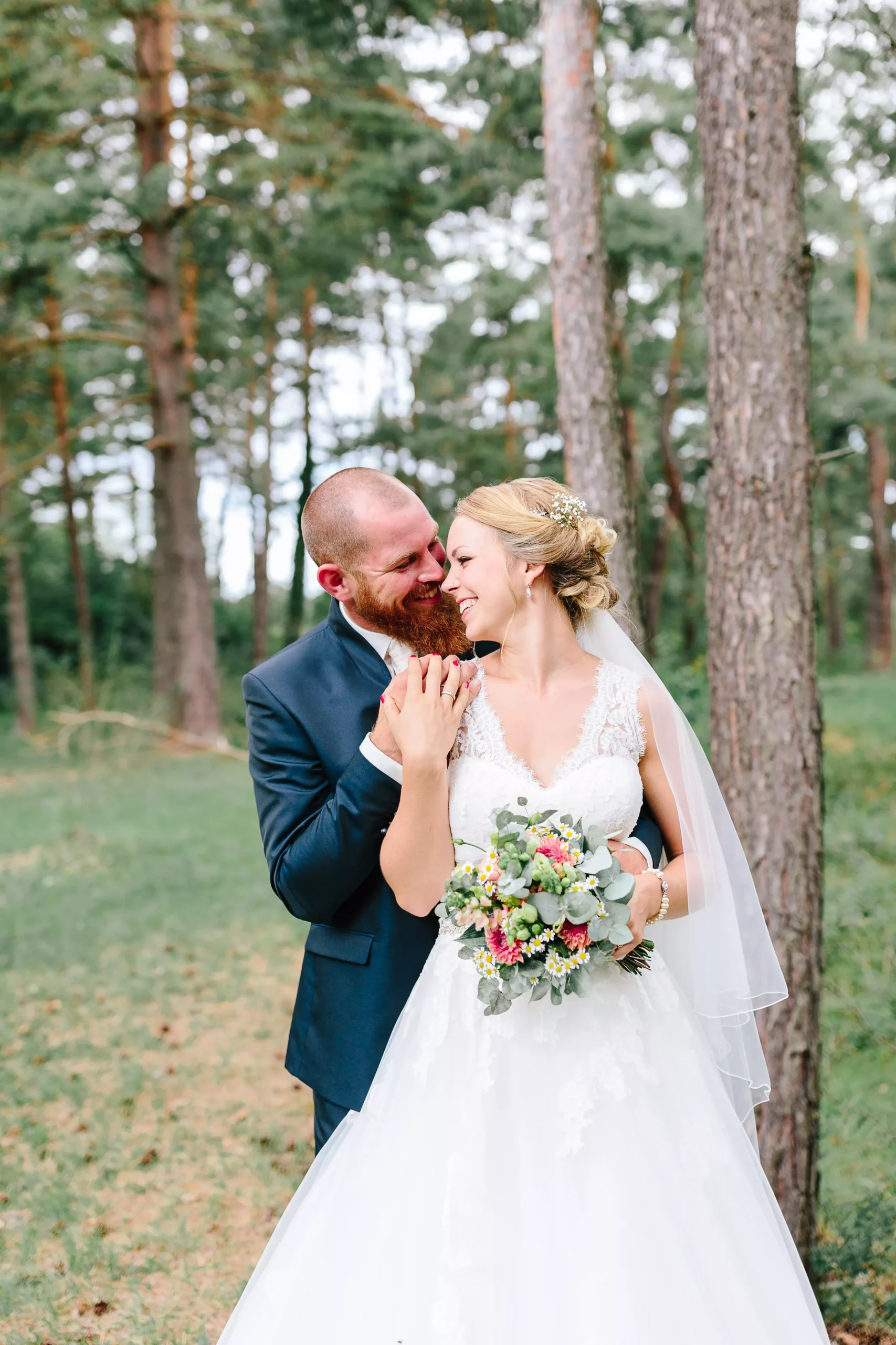 Hochzeitsfotos im Wald mit Braut und Bräutigam
